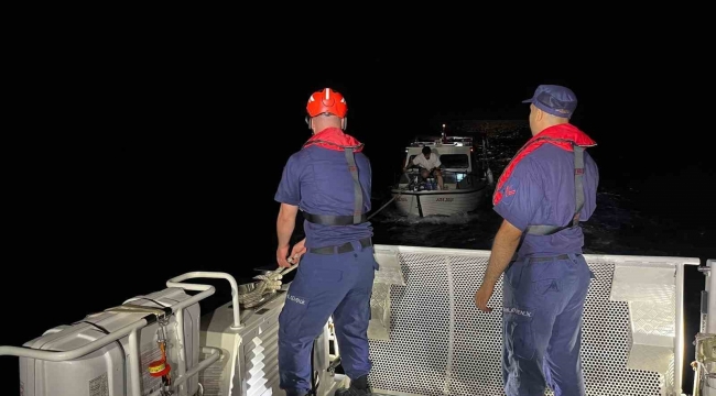 Çeşme'de sürüklenen teknedeki 3 kişi Sahil Güvenlik ekiplerince kurtarıldı