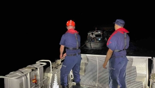 Çeşme'de sürüklenen teknedeki 3 kişi Sahil Güvenlik ekiplerince kurtarıldı