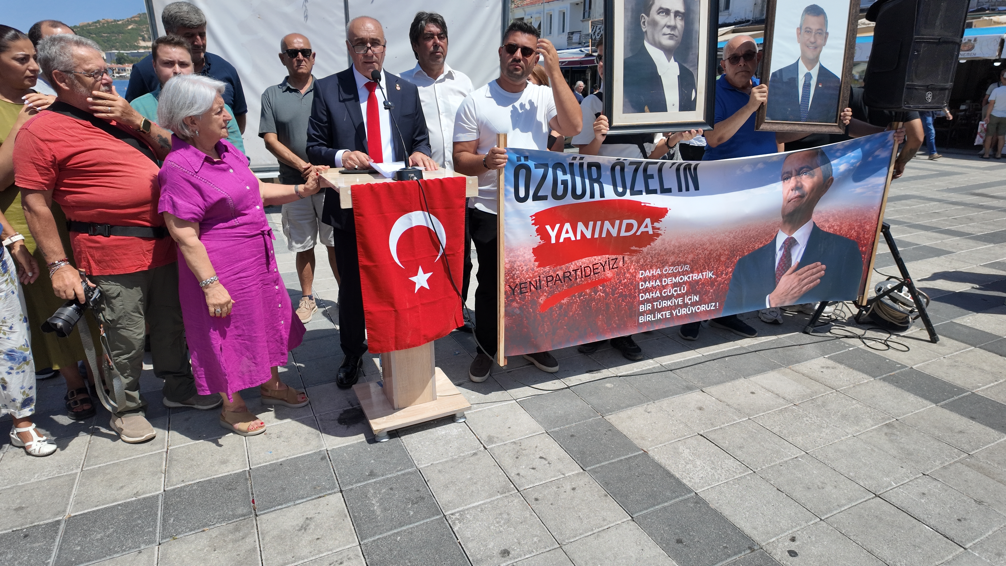 CHP Foça İlçe Örgütü Partiden Topluca İstifa Etti