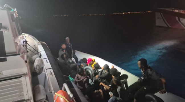 İzmir açıklarında hareketli lastik bot durduruldu: 14 düzensiz göçmen yakalandı