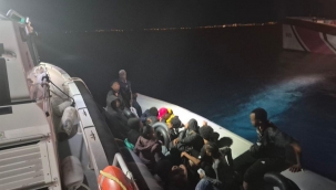 İzmir açıklarında hareketli lastik bot durduruldu: 14 düzensiz göçmen yakalandı
