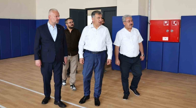 Menemen'de yapımı süren yeni gençlik merkezinde inceleme