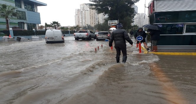 İzmir'i sağanak ve lodos vurdu